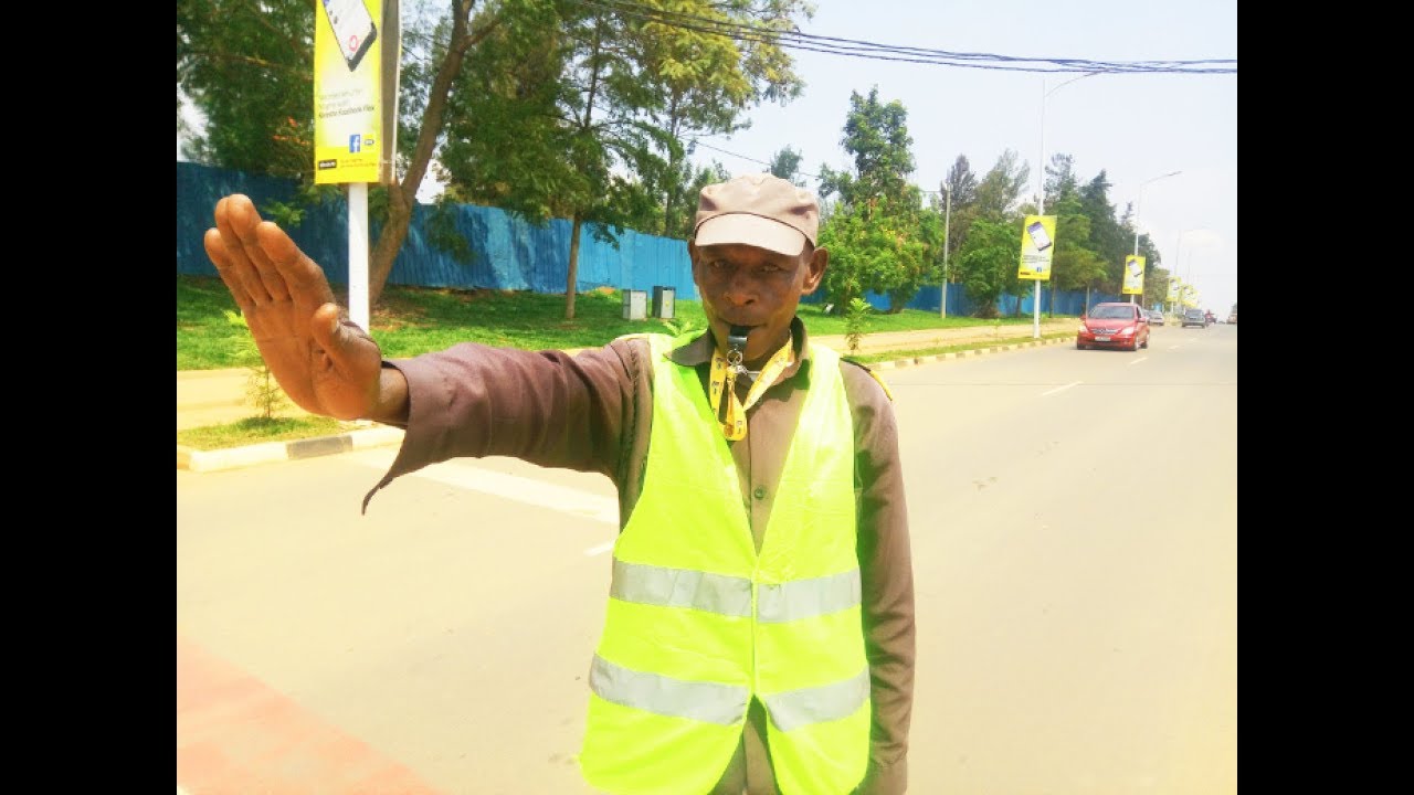 Ku myaka 63, atunzwe no kwambutsa abanyeshuri umuhanda II Ahembwa Rwf30,000!