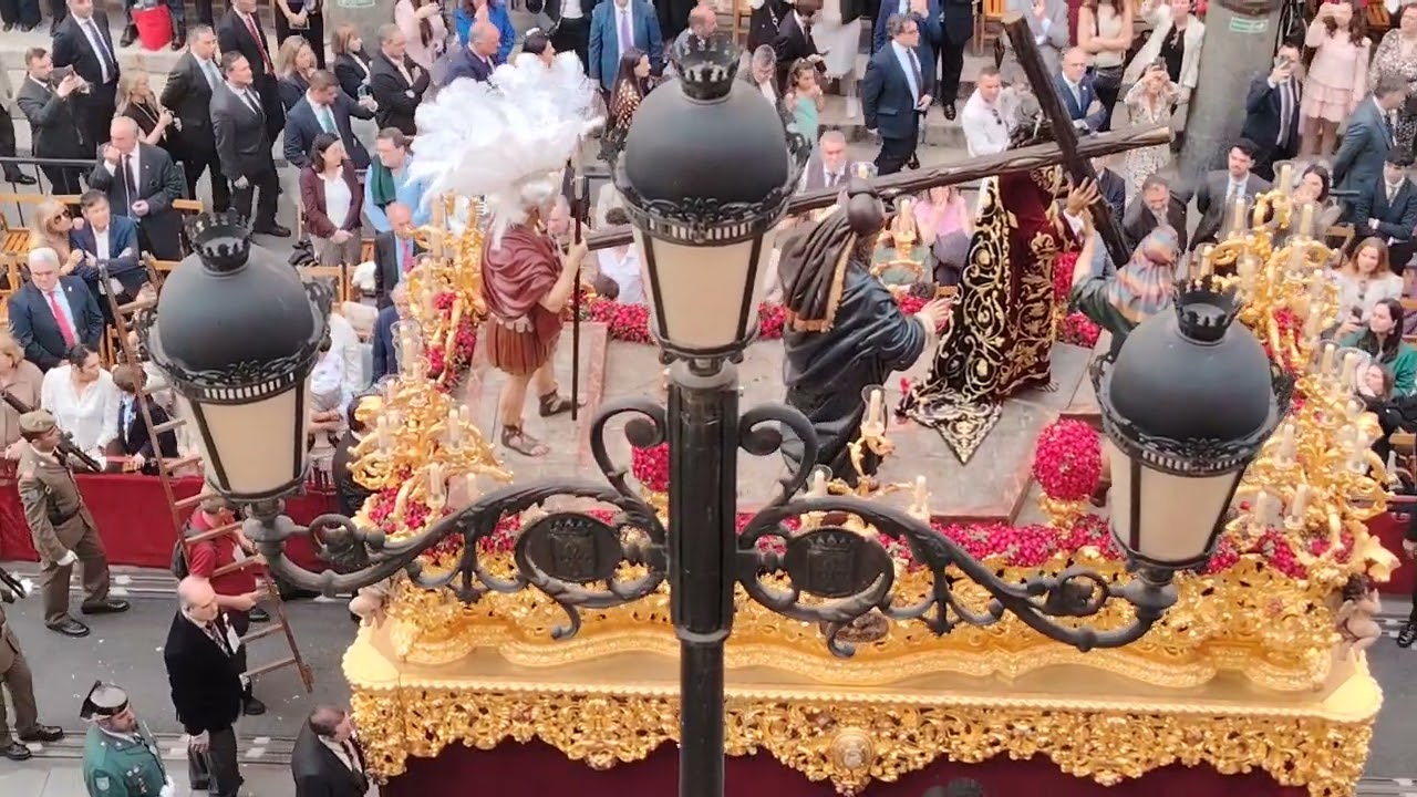 CRISTO DE LA VICTORIA (HERMANDAD DE LA PAZ) POR LA AVENIDA. DOMINGO DE RAMOS DE 2025 EN SEVILLA