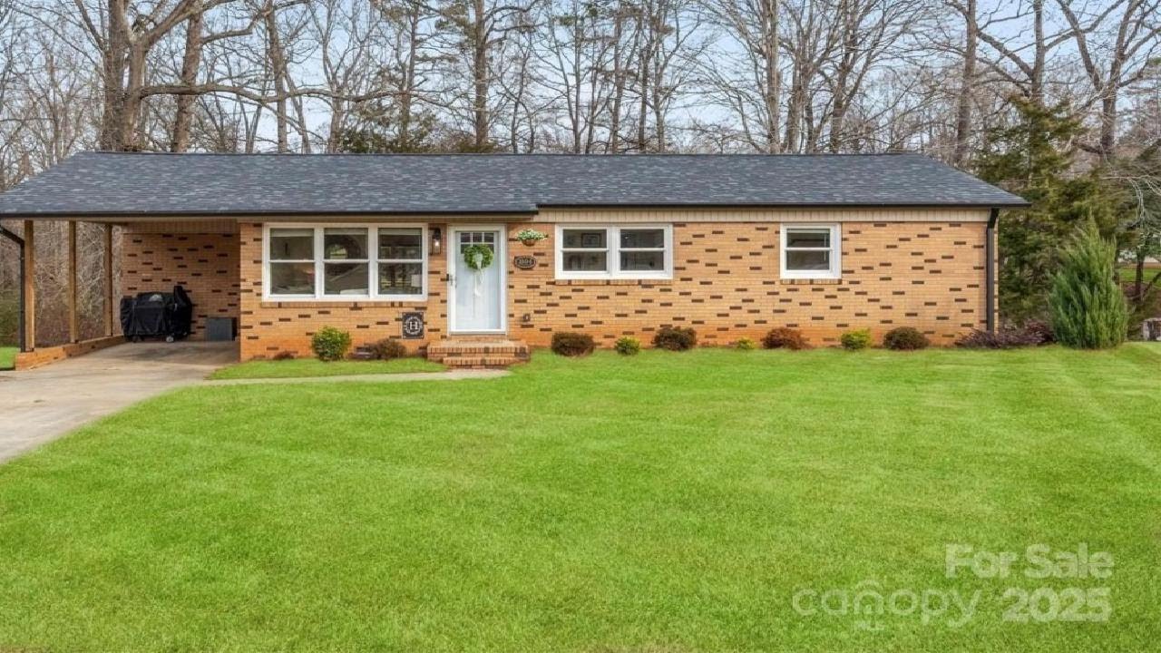 2104 Hollandale Drive, Gastonia, NC Presented by Rebecca Maiwald.