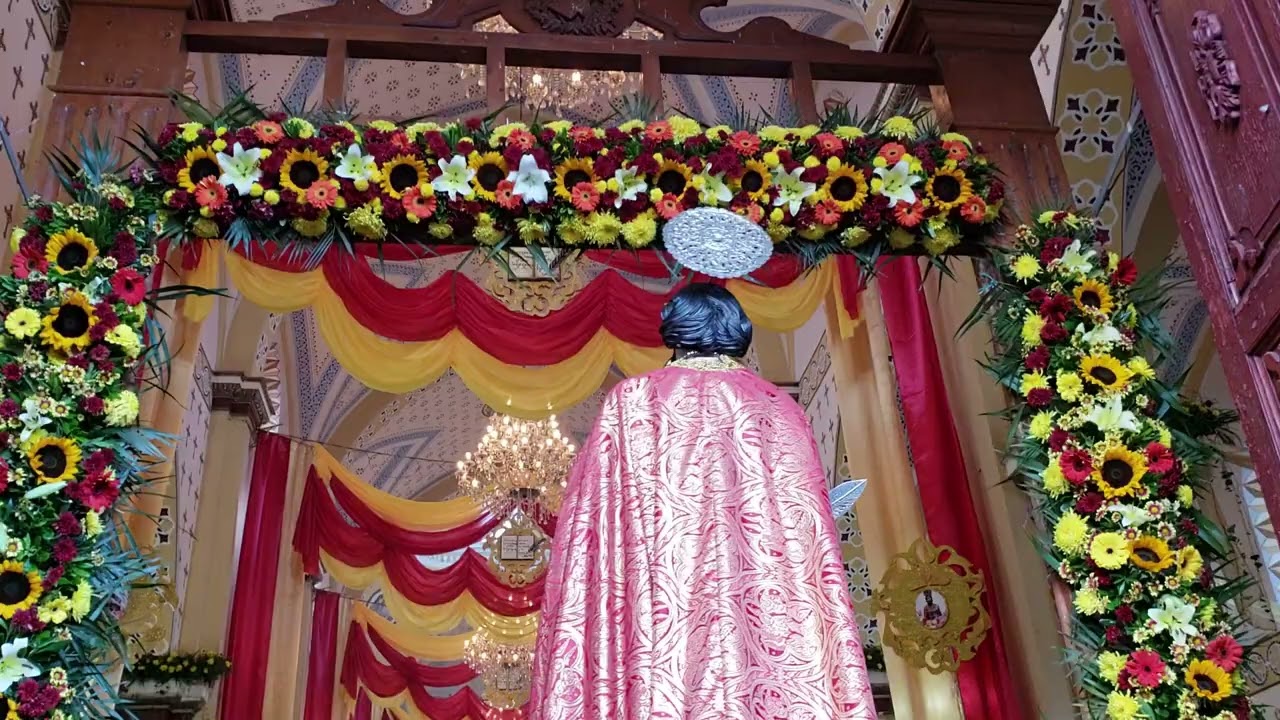 San Mateo entra a su iglesia después de la procesión por las calles de Naolinco