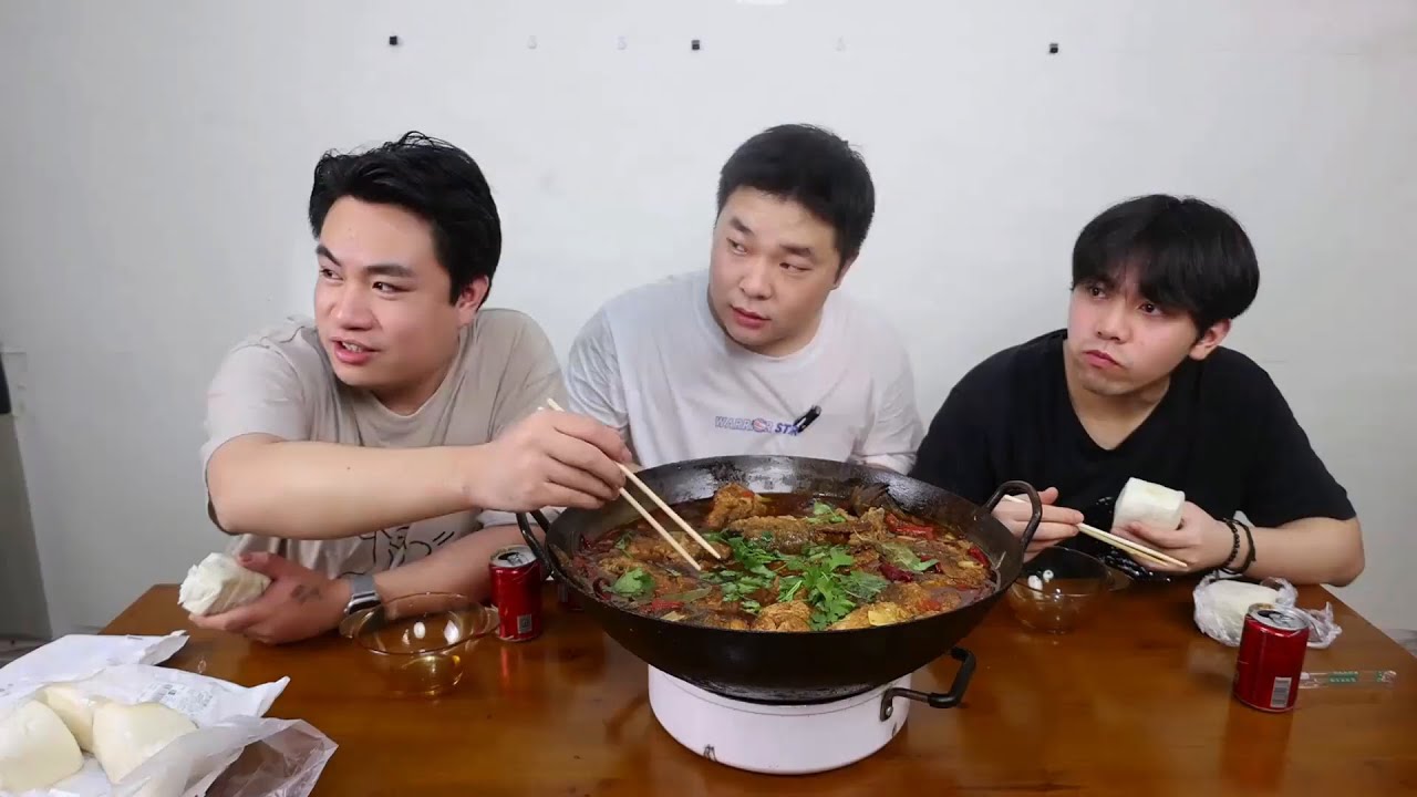 五条草鱼先炸后炖，老家的炖鱼味道真舒服！