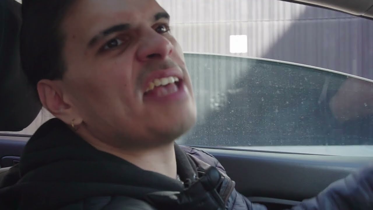 Cuando te peleas y te frena el semáforo