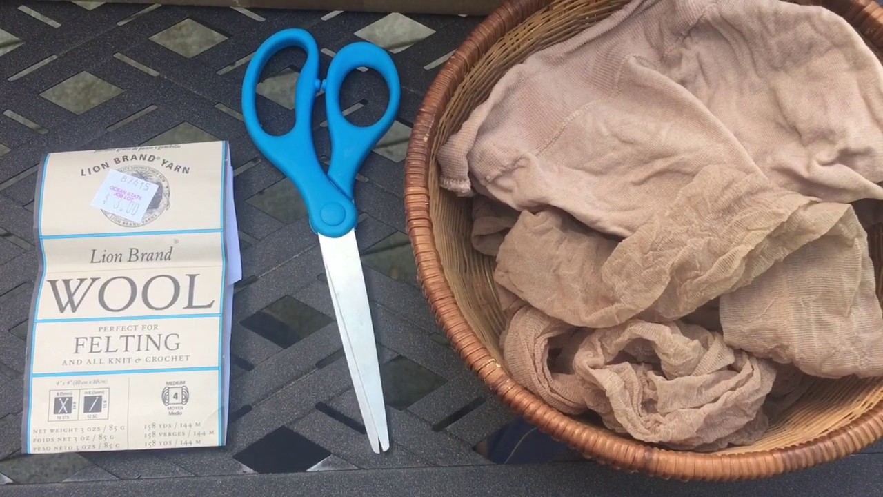 DIY felted wool dryer balls. A green craft that helps lower your energy costs. #DryerBalls