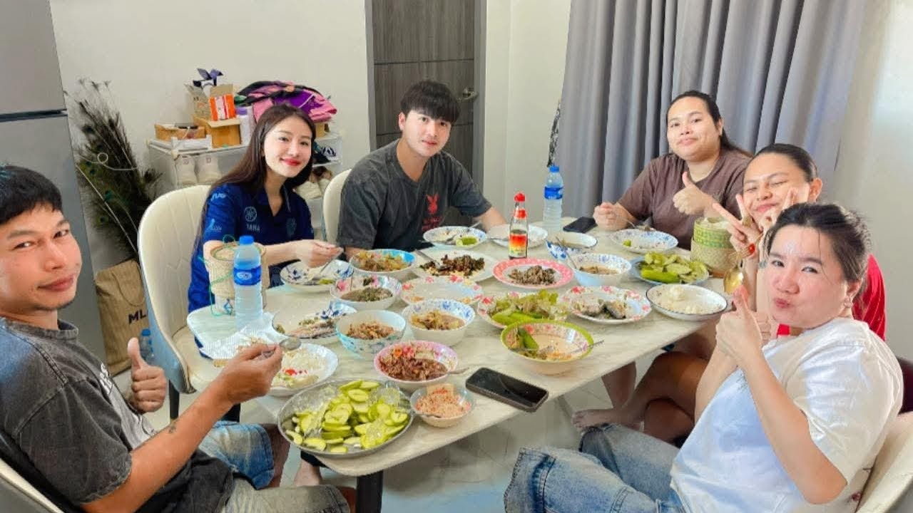 เชฟบอยทำคั่วไก่น่ากินมาก บอสแพรวเหมาขนมจีบเลี้ยงทีมงาน#แพรวพราวแสงทอง #ซันวงศธร 