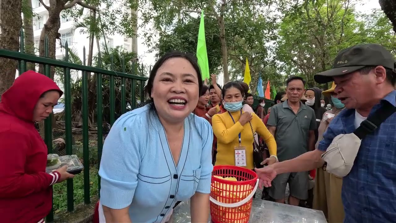 8/3 - Anh Tuấn -Tú ở Mỹ tặng cơm các mẹ , Cô, Chị em ở BV Huế |Trân Trân Huế thương