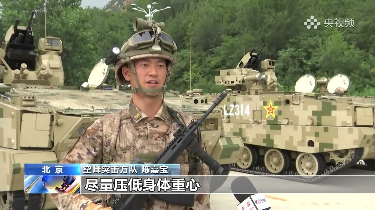 空降突击方队：空中雄鹰陆地猛虎水上蛟龙