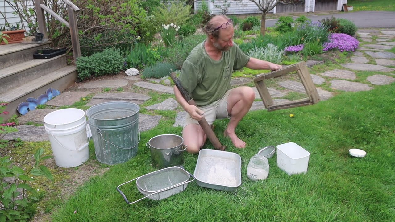 Crushing oyster shells for the soil using simple tools