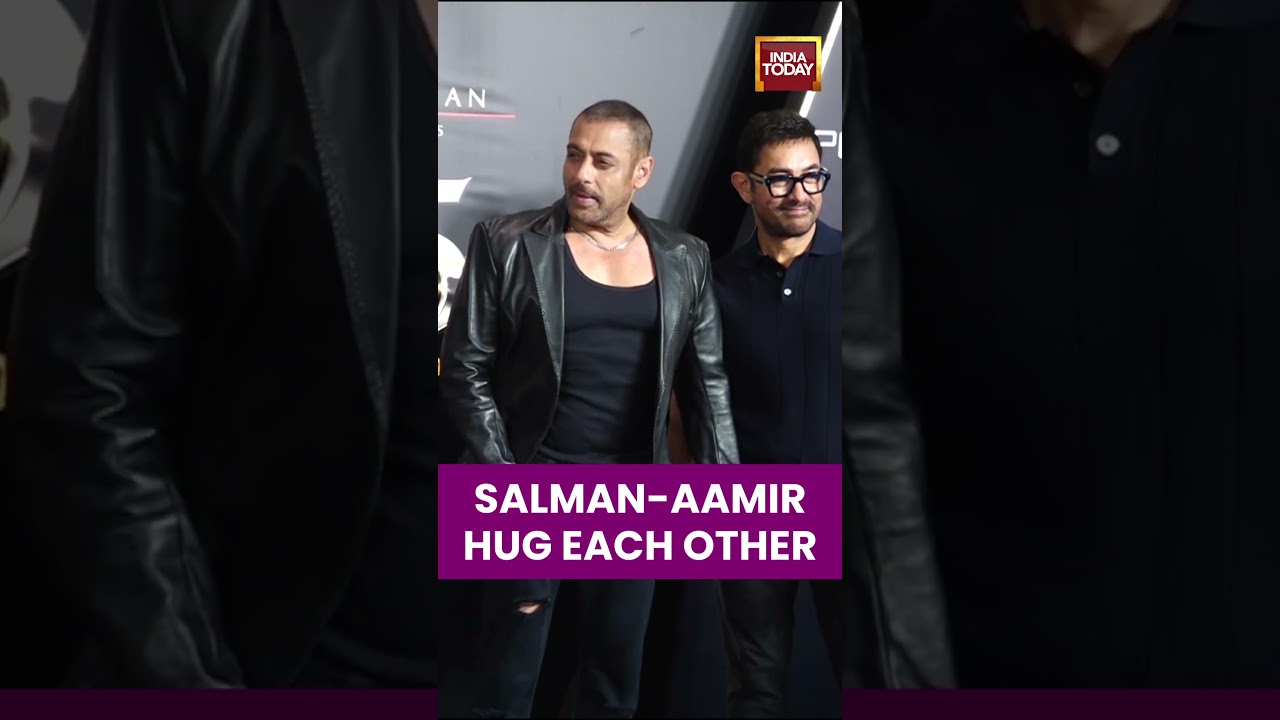 Salman Khan & Aamir Khan Hug Each Other | Bollywood News | Entertainment News