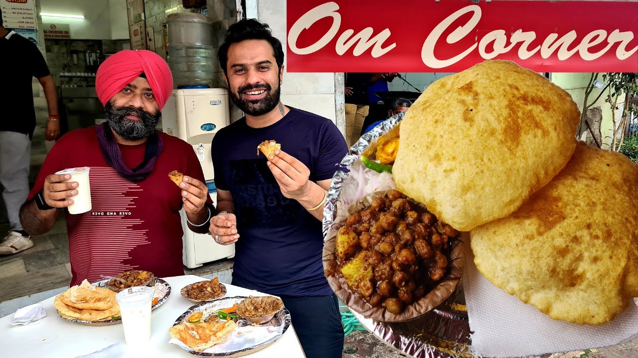 MASHOOR CHOLE BHATURE OM CORNER KE, Karol Bagh. Reaction to Famous Chole Bhature. Delhi Street Food