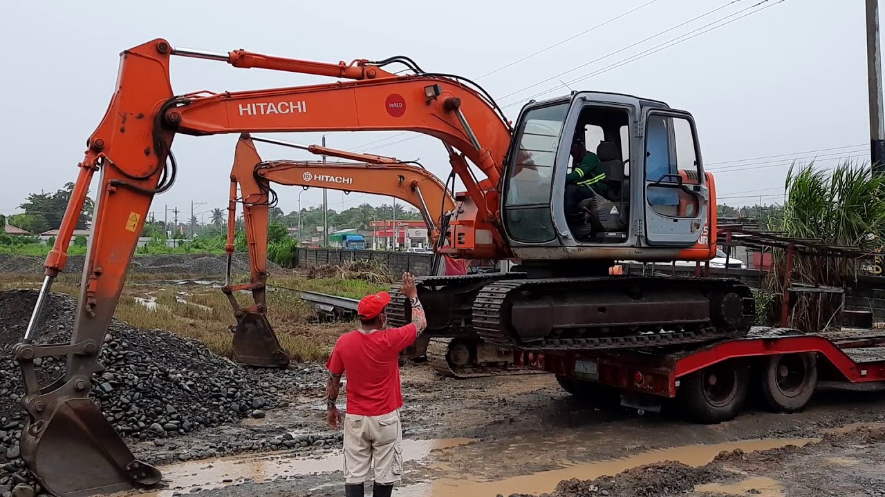 Hitachi EX135ur Excavator Unloading from Lowbed