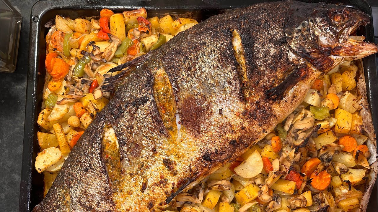 Grill salmon with vegetables in a simple and delicious way سلمون مشوي بالفرن بتتبيلة لذيذة