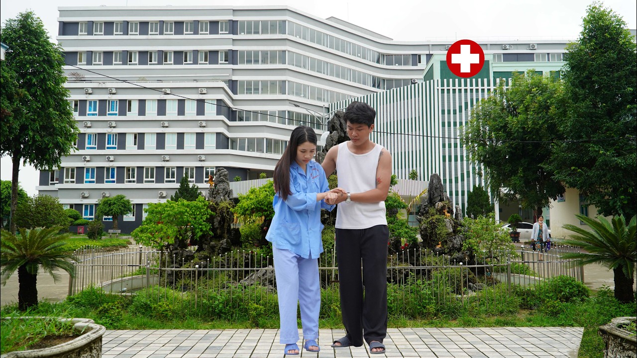 The kind young man helps the girl who saved his life walk again before she leaves the hospital alive