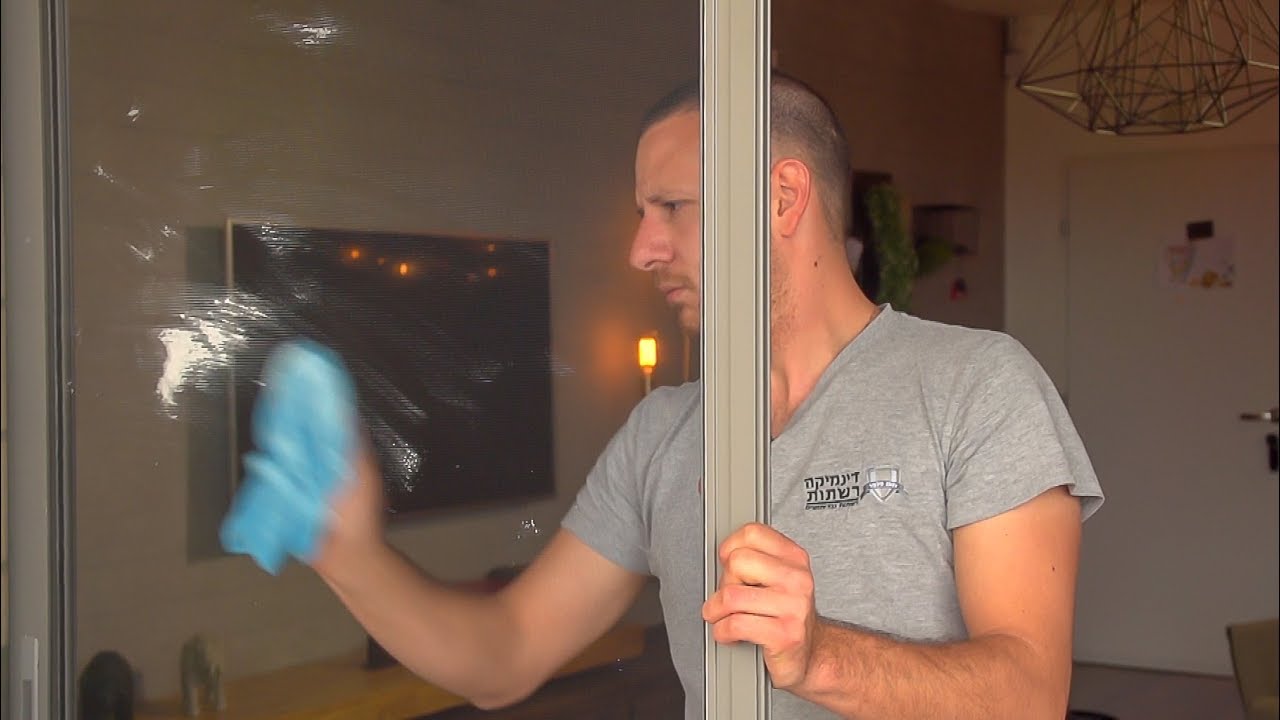 איך מנקים רשת חלון הזזה