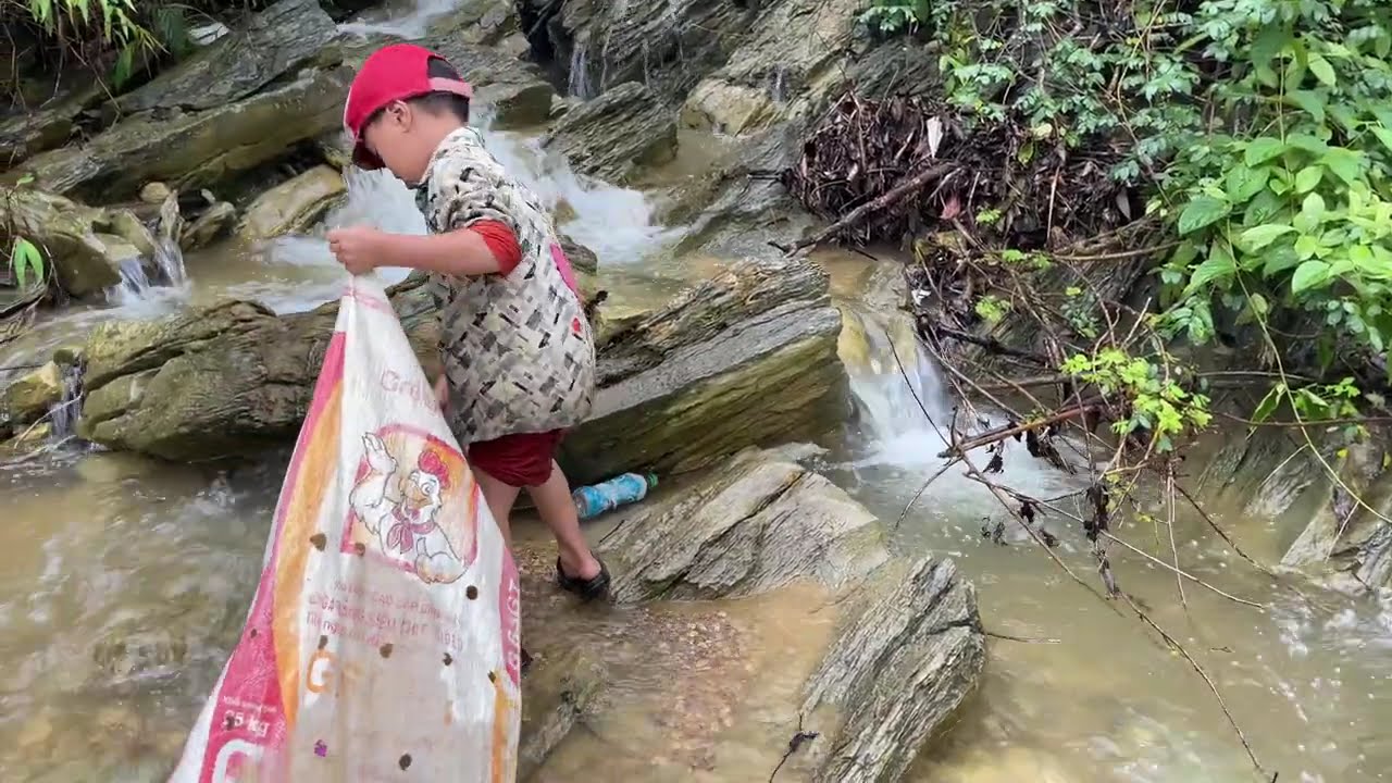 A clever boy skillfully crossed a stream to make a living by collecting scrap.