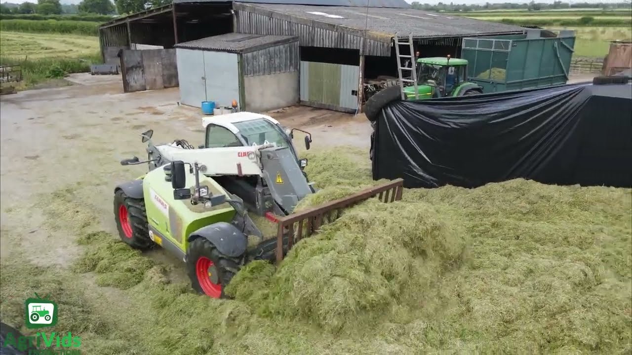 Claas Scorpion 7044 Pushing Up Grass 2023