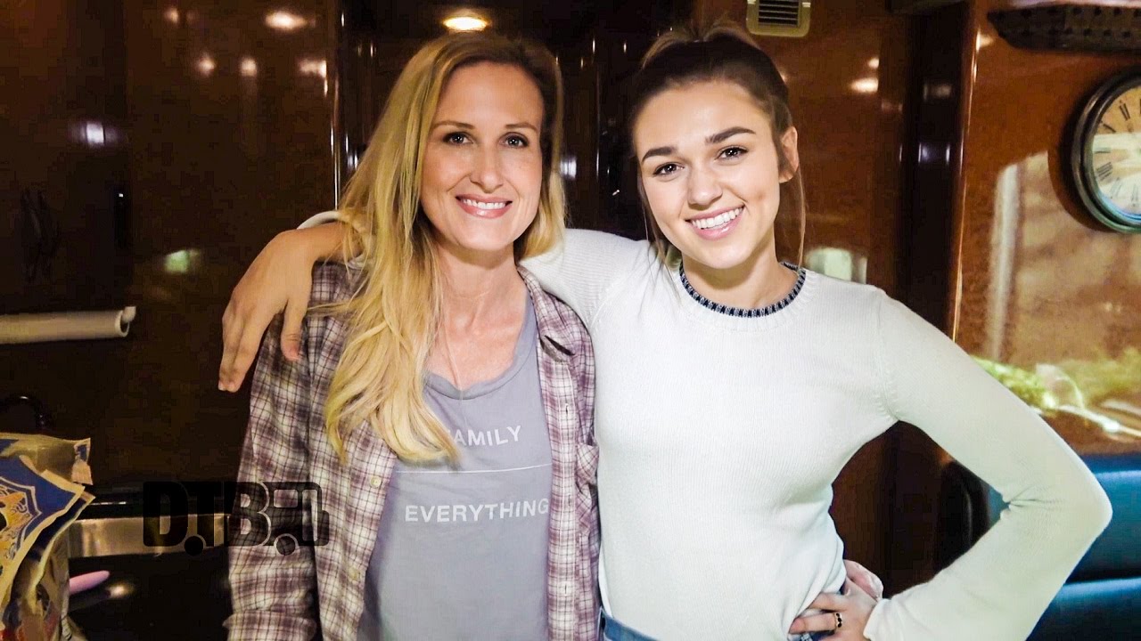 Sadie & Korie Robertson Make Seven Layer Taco Dip - COOKING AT 65MPH Ep. 24