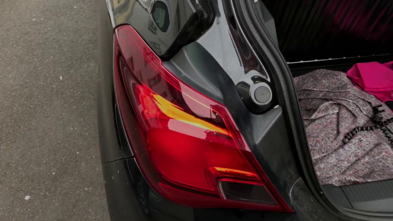 PKW Bremslicht wechseln Blinker ersetzen Autolicht austauschen Birne erneuern Opel Corsa E Anleitung