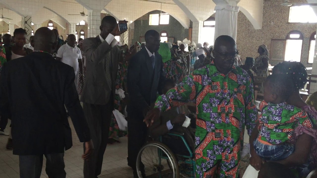 C&Eacute;R&Eacute;MONIE DE REMERCIEMENT AU MA&Icirc;TRE DE C&OElig;UR AYOMAN