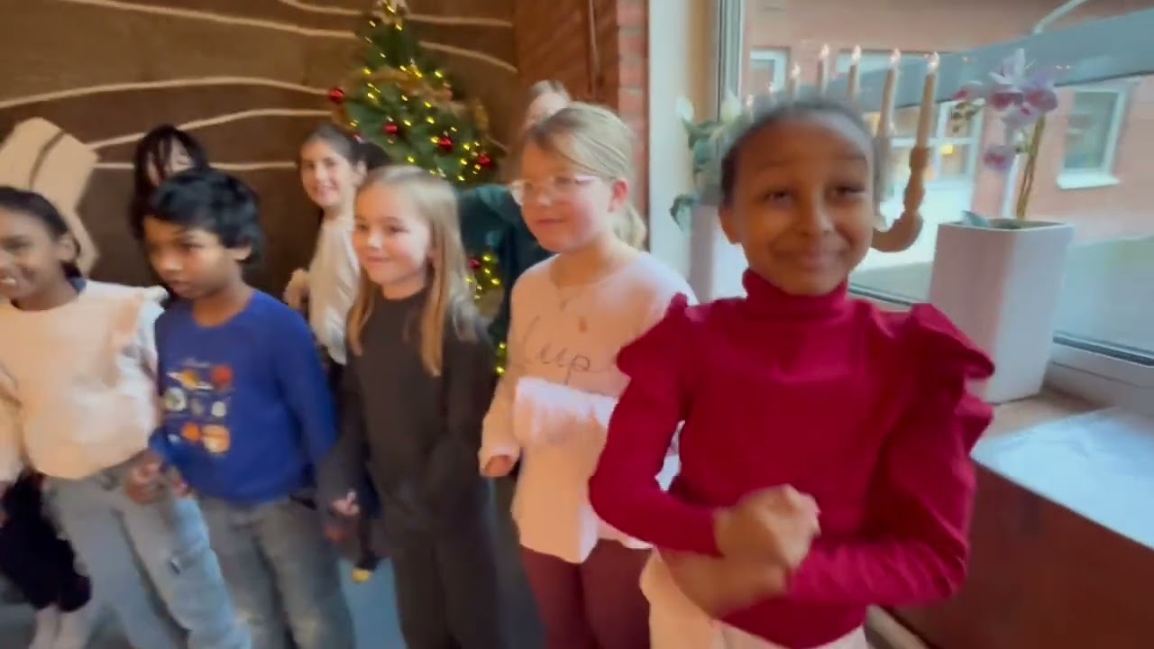 God Jul och Gott Nytt År önskar elevrådet och rektorerna 