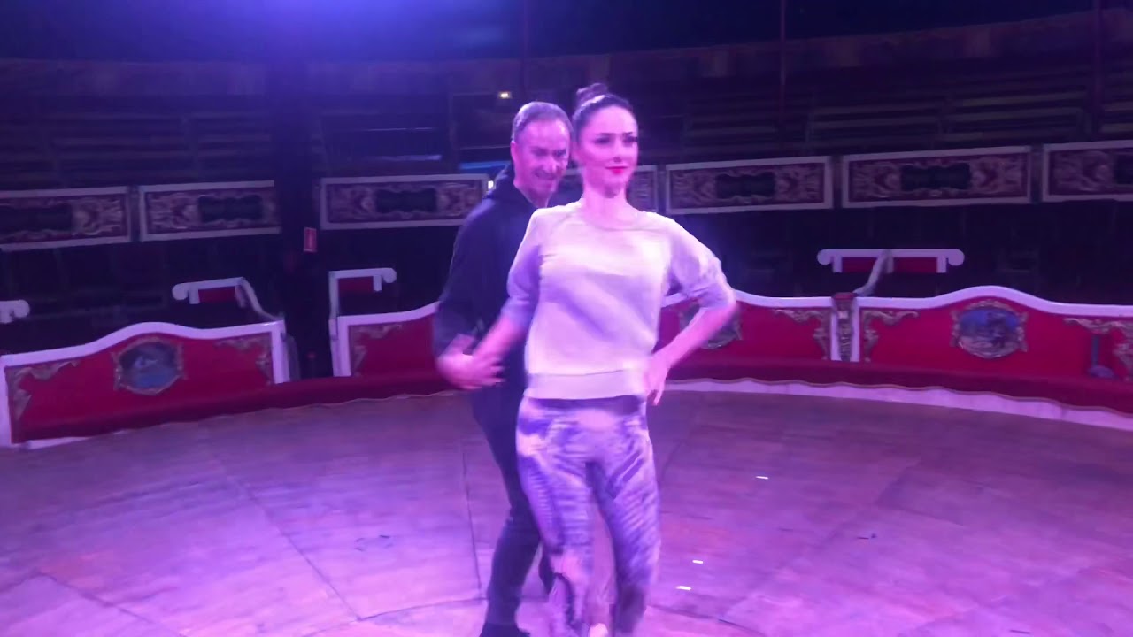 Pasen y descubran. Mucho baile con Kerry y Jean Christophe.