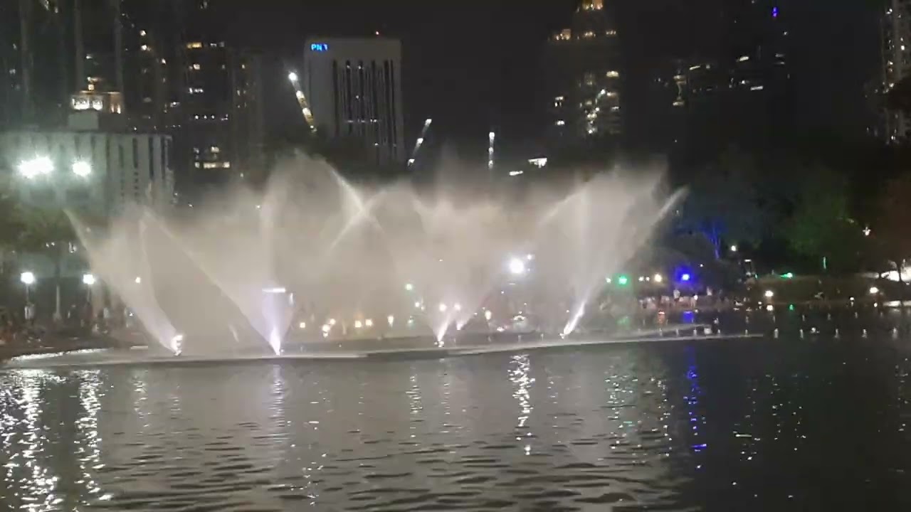 My Favorite song di KLCC Air Mancur joget2 sendirian aja