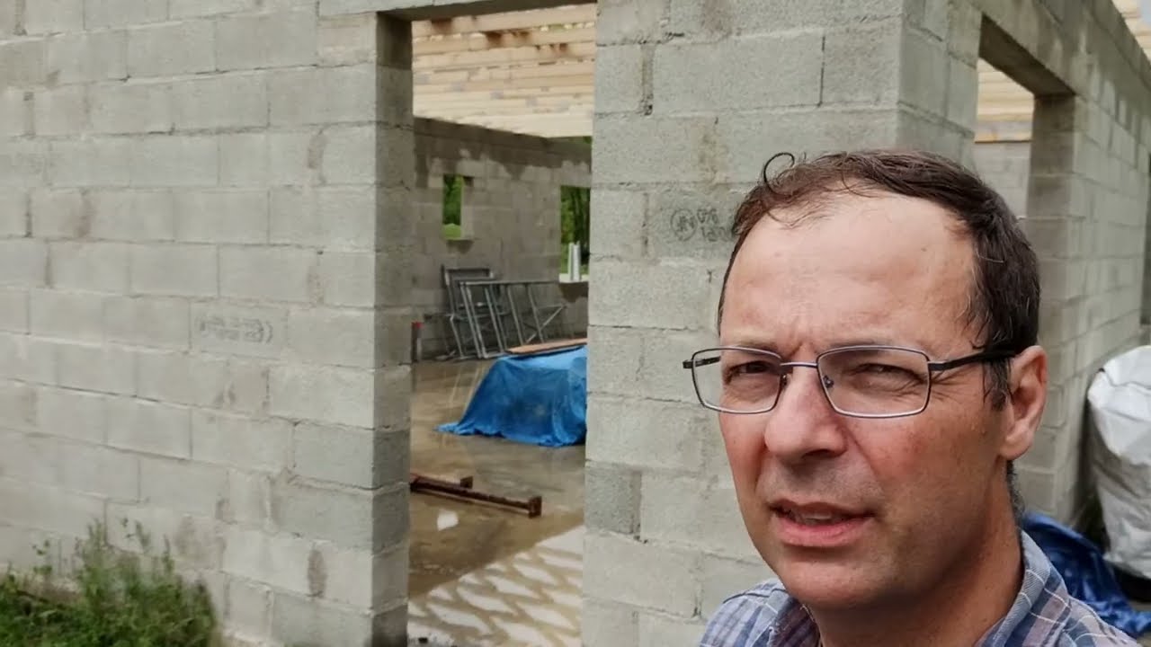 Construction de Maison : Mise en Place de la Charpente Fermettes