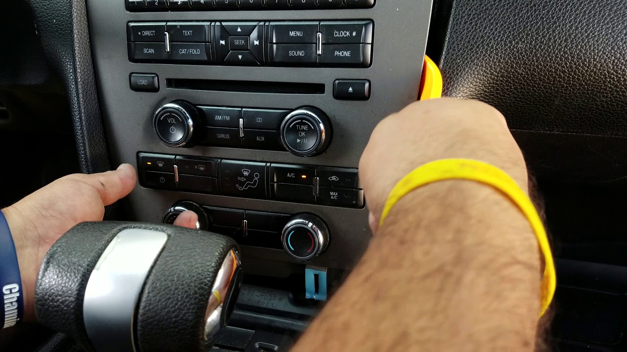 Как снять радио/CD-плеер с Ford Mustang 2012 для ремонта.