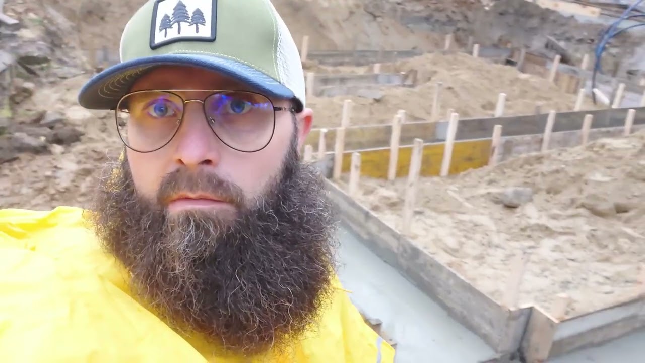 Brodata stodoła - Budowa domu &ndash; Dzień 3 | Szalunki gotowe i pierwszy beton (chudziak)
