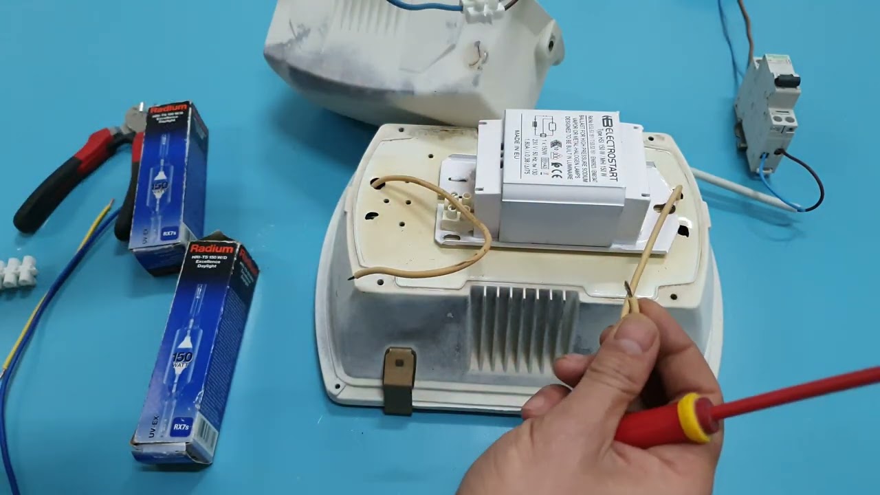 الطريقة الصحيحة لتوصيل كشاف ميتالايت # Comment brancher un projecteur 150w