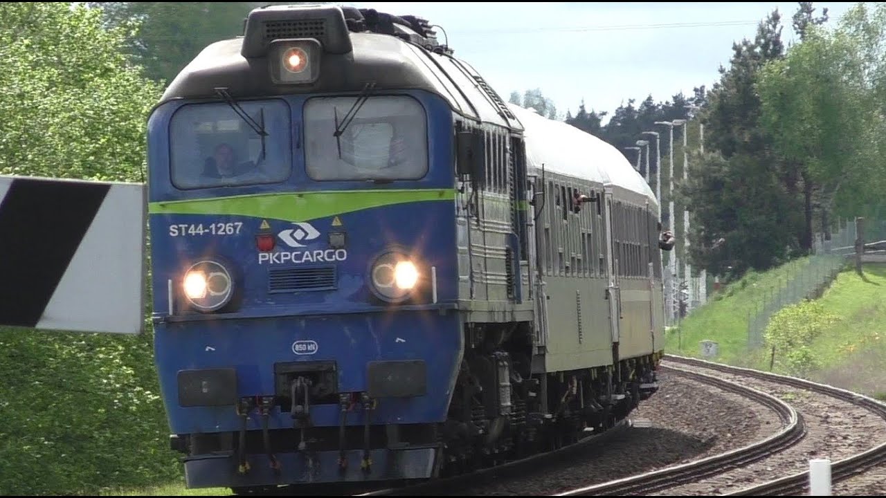 ST44-1267 z pociągiem specjalnym