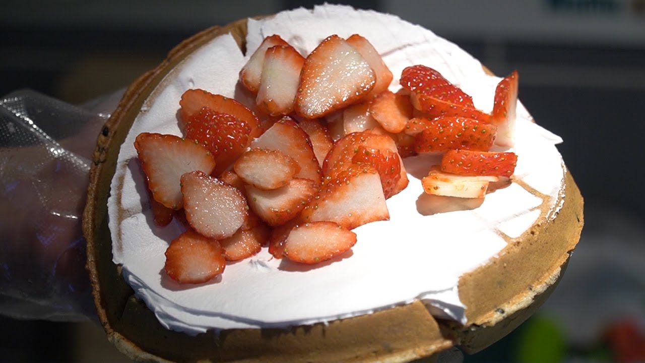 겉바속촉 두툼한 생크림 와플! 누텔라딸기, 돼지바크런치, 콘치즈 - 와플칸본점 Korean Popular Waffles
