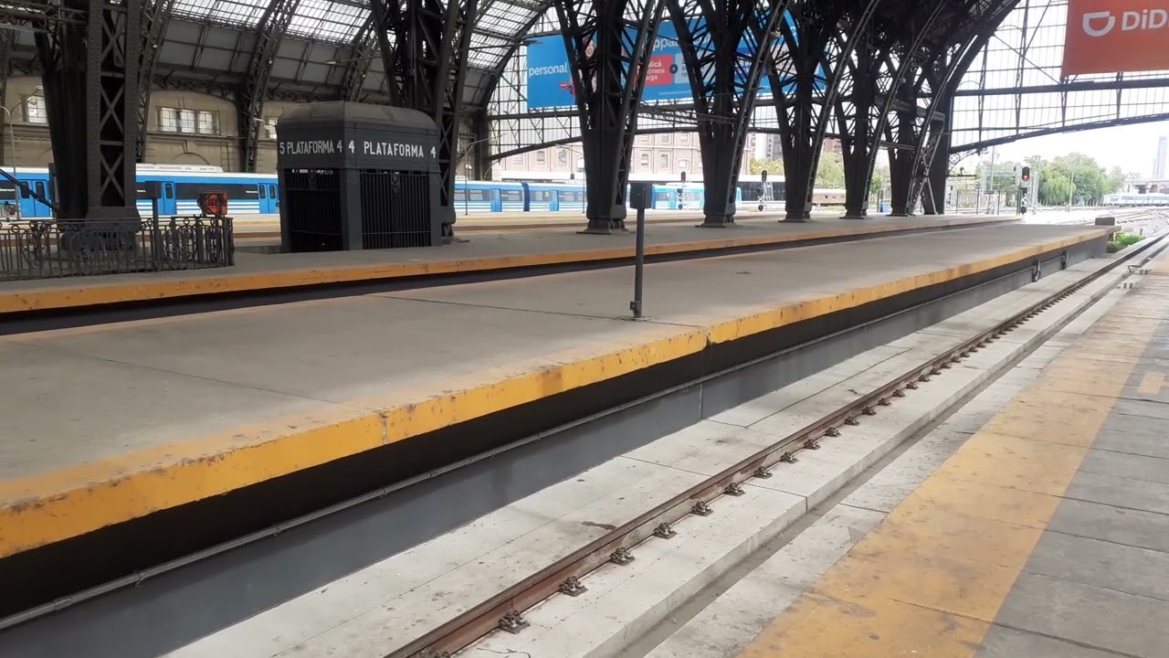 Línea Mitre - Cruce de trenes Locales M23 y M04 en la estación Retiro