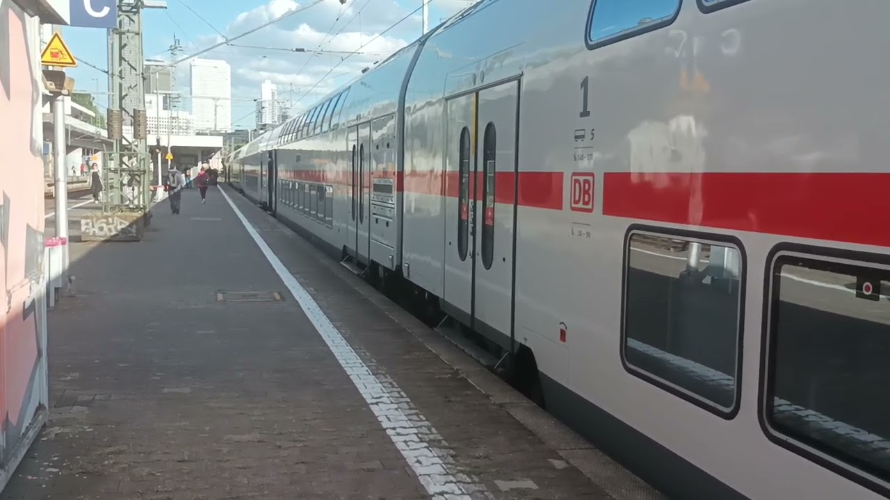 Ein und Abfahre Intercity 2 in Frankfurt West