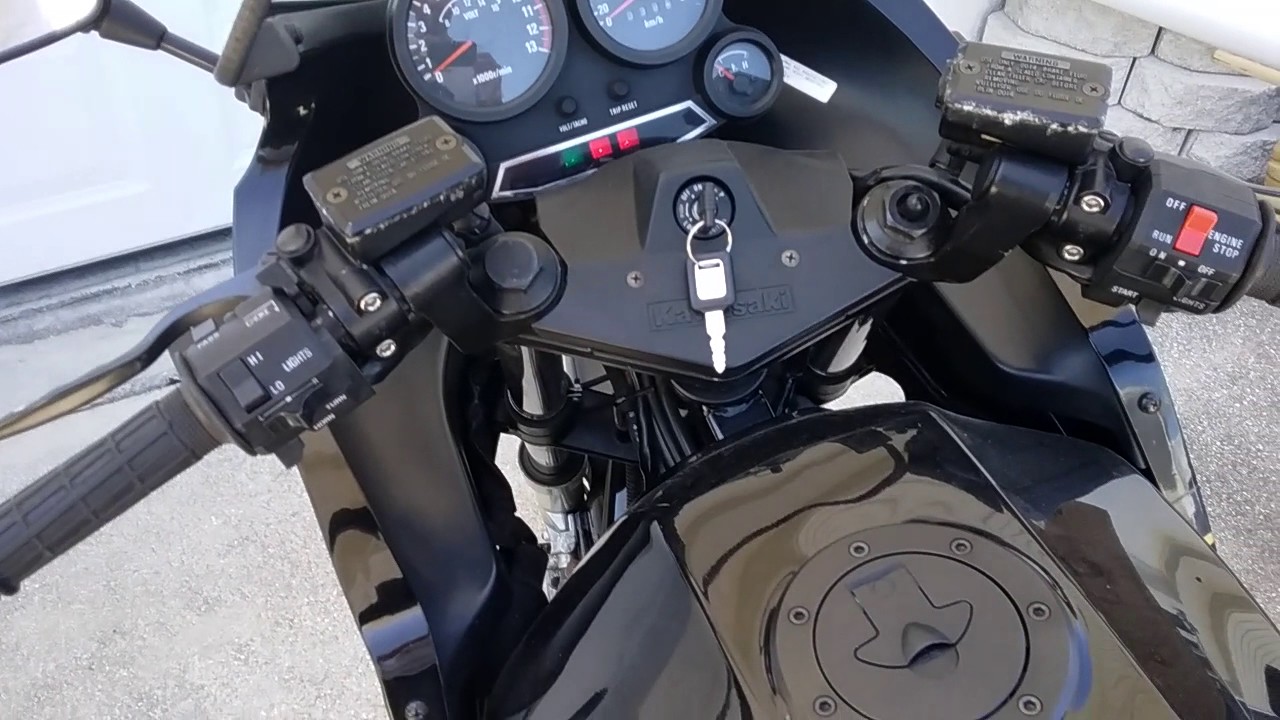 1989 Kawasaki GPZ900R Black and Gold Cold start