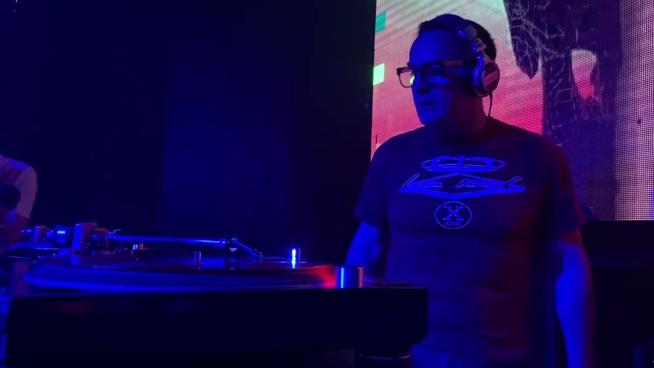 Dj Higinio - Techno vinyl set @ Teatro Albeniz Gijon - Memories 1993/1998