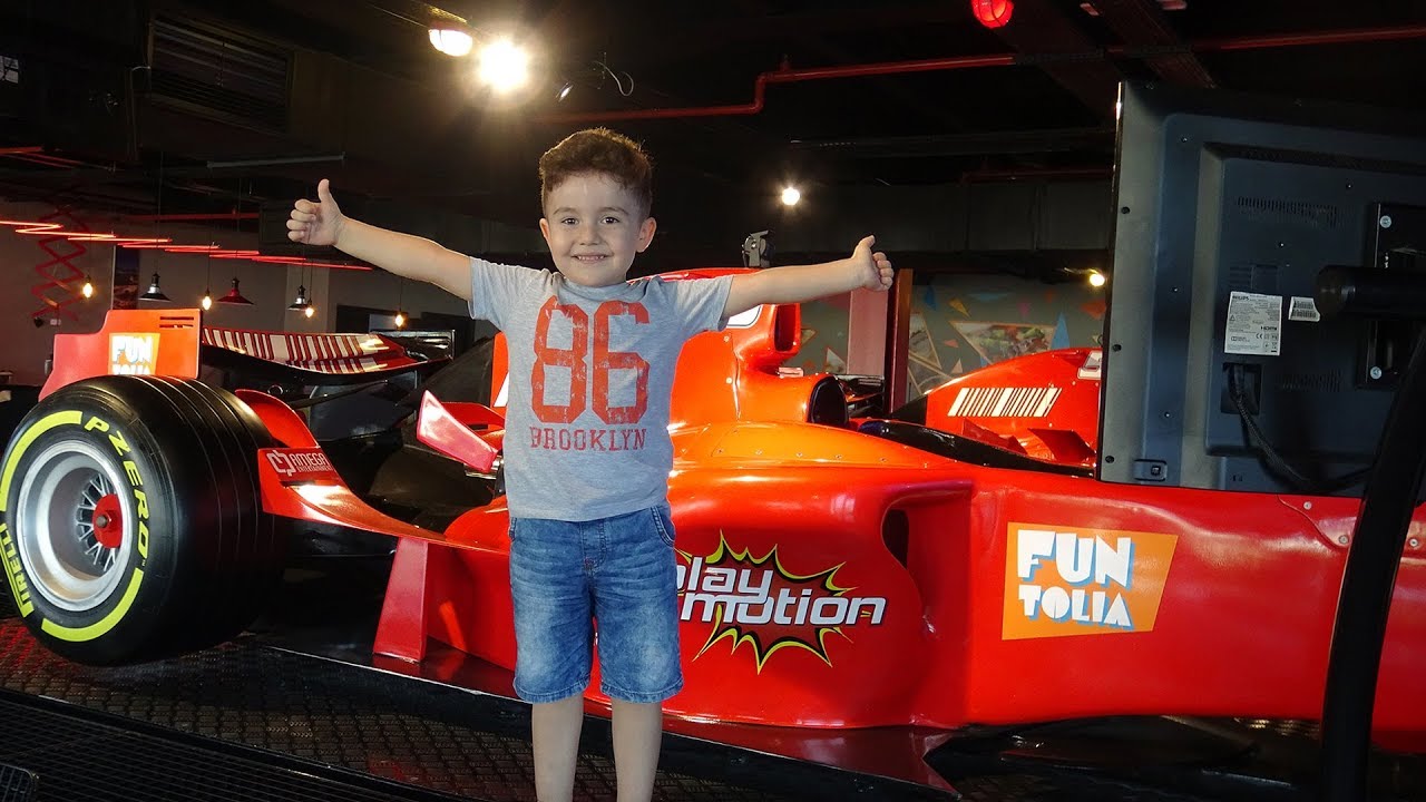Dev F-1 Formula Yarış Arabası Sürdük | Eğlenceli Çocuk Videoları