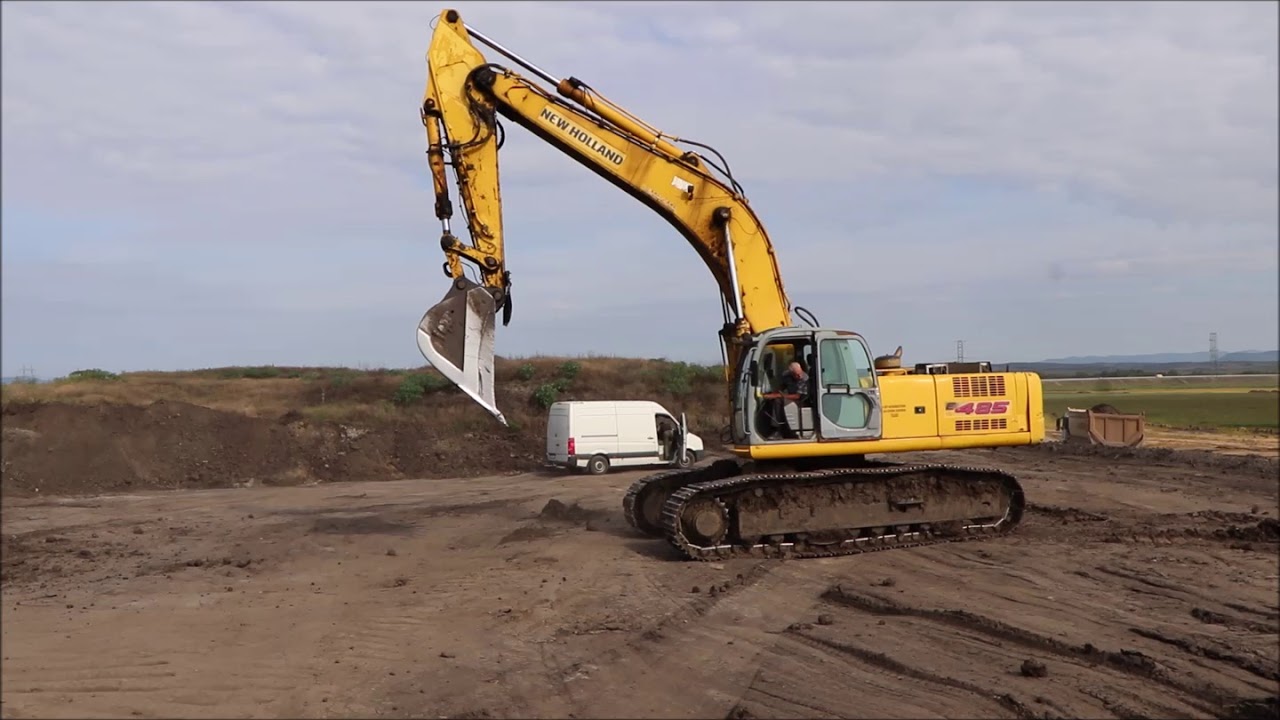 NEW HOLLAND KOBELCO E485 Tracked Excavator