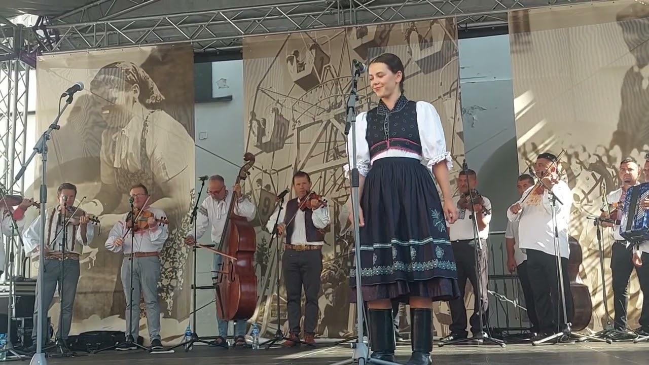 365.Radvanský jarmok,2023 B. Bystrica, ĽH Muzička + speváčka z FS Kýčera.