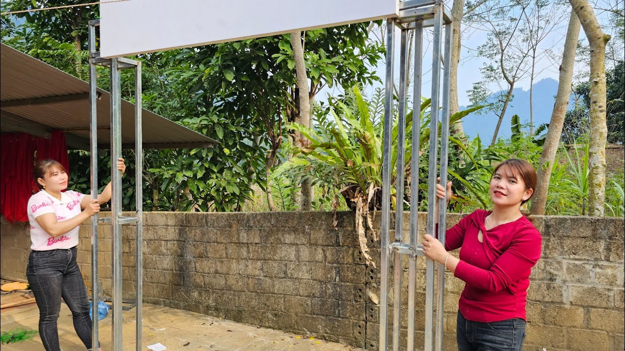 The girl built the iron gate herself to decorate with flowers for her wedding party.