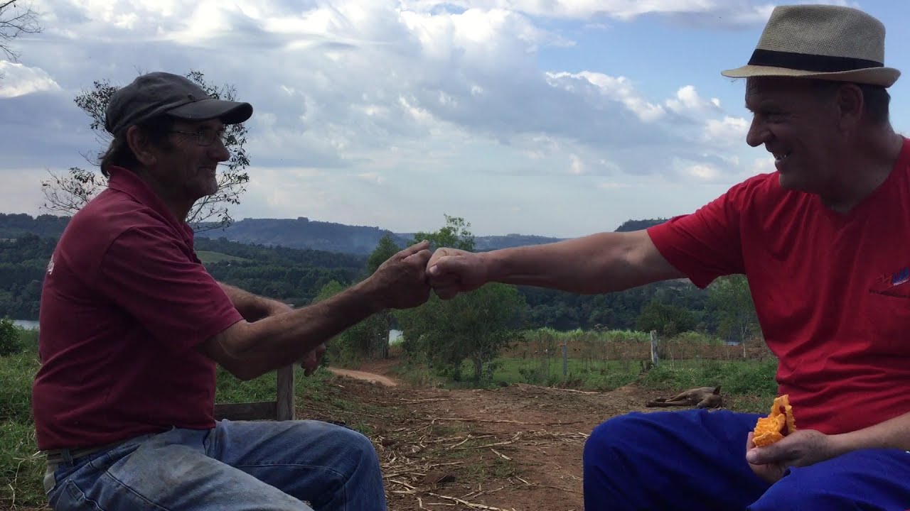 Brasileiros e Argentinos como se fossem um só na barranca do Rio Uruguai.