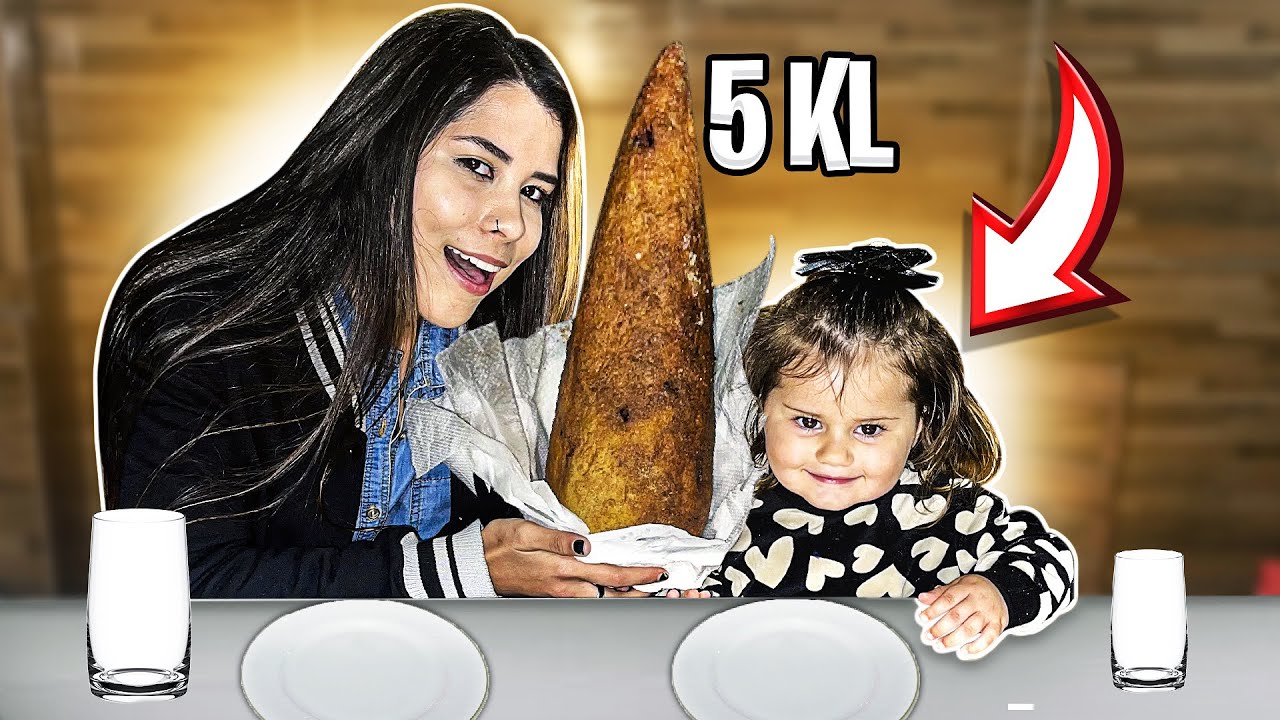 DEI UMA COXINHA GIGANTE PARA MINHA IRMÃZINHA DE 1 ANO!! (5 KILOS)