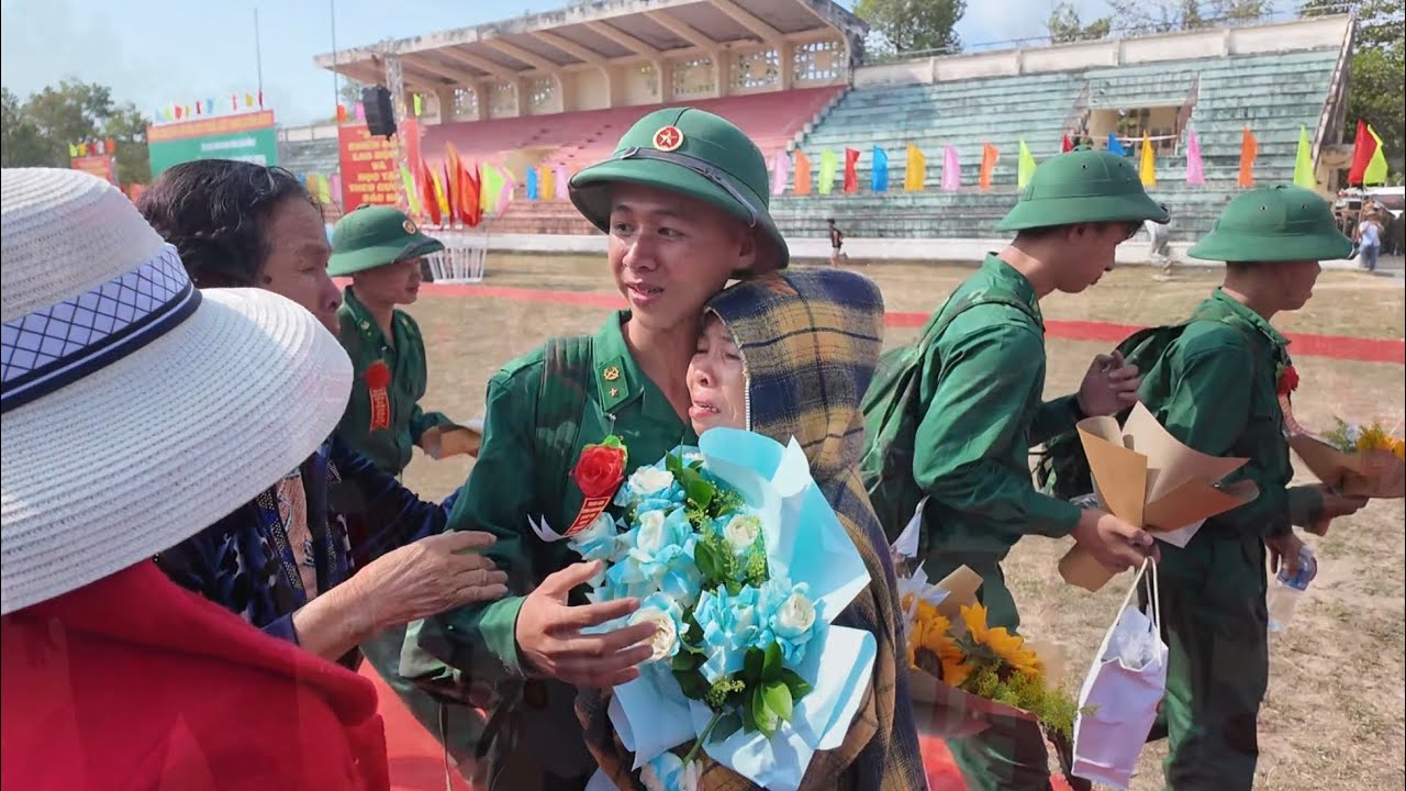 Chiến sĩ trẻ bước lên Cầu Vinh Quang – Khoảnh khắc tự hào ngày nhập ngũ 🇻🇳 | Dương Huy Lâm Đồng