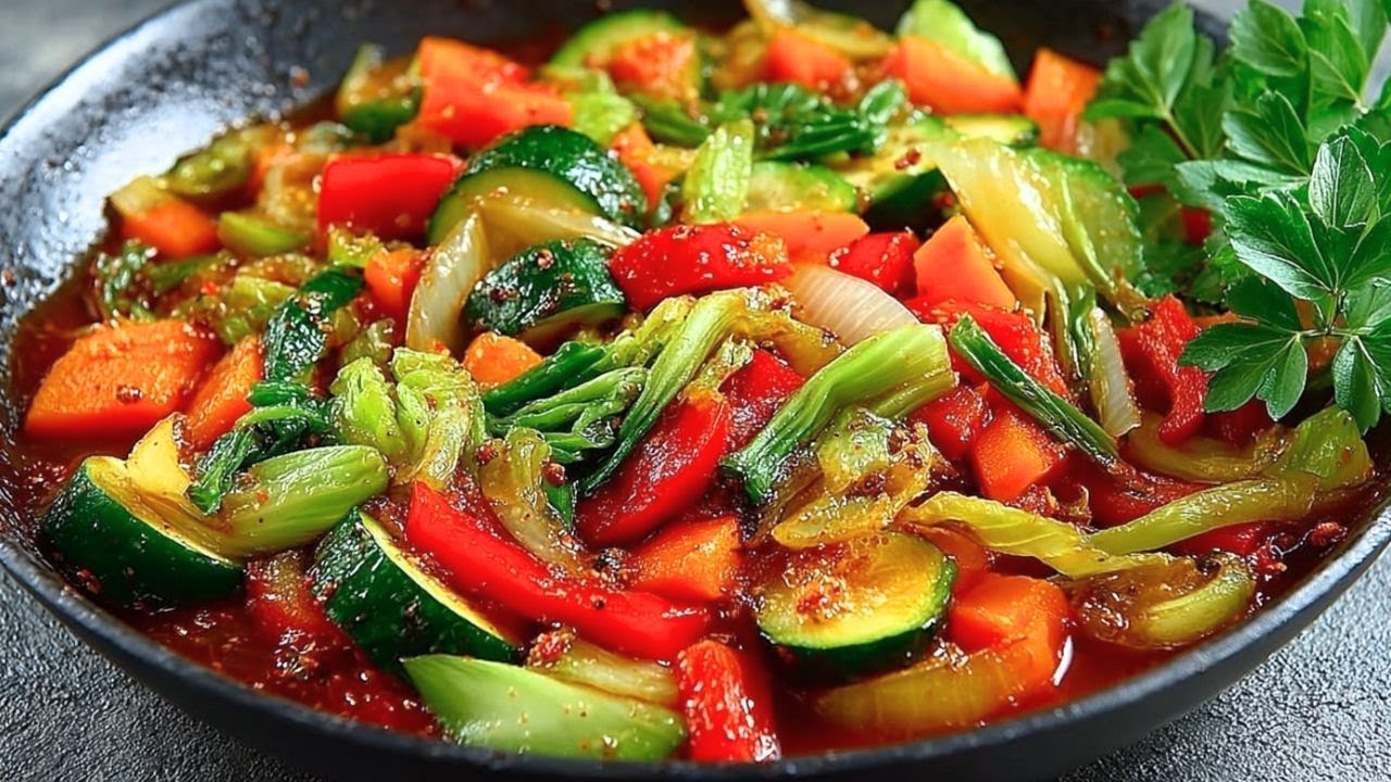 Здоровый ужин за 10 минут: попробуйте нашу вкусную веганскую овощную сковороду с цуккини и Пак Чой