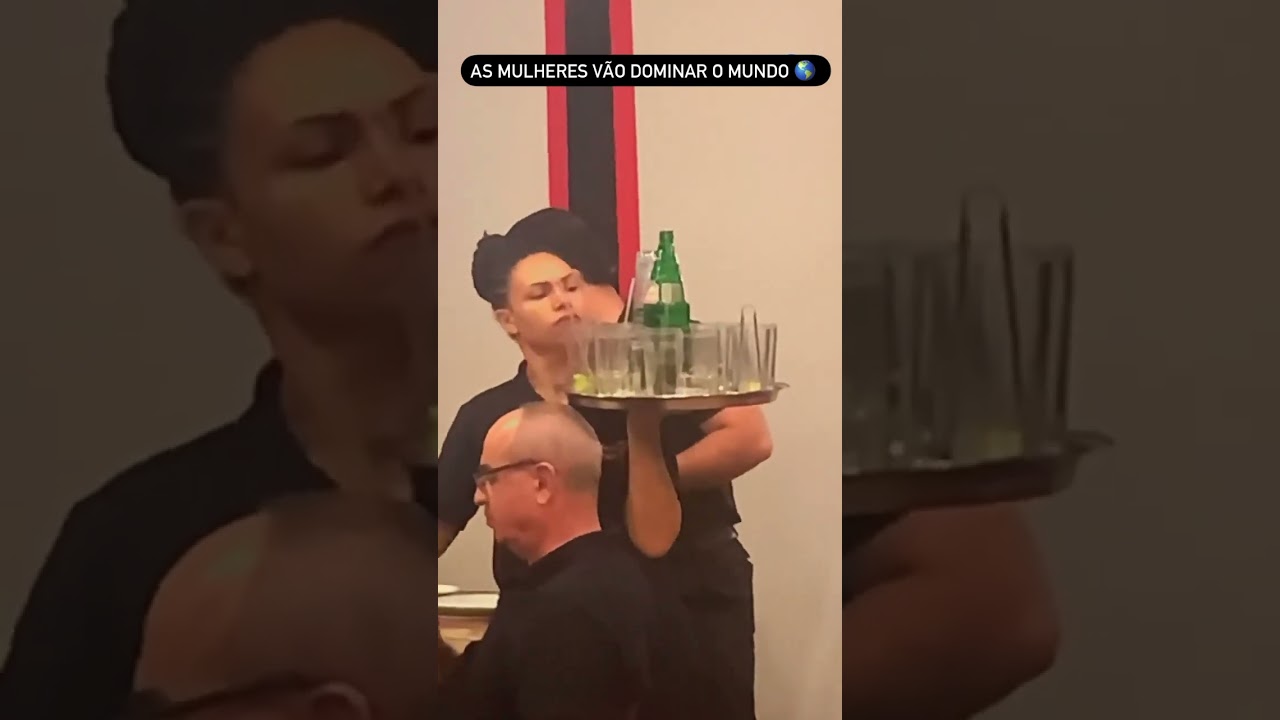 Garçonete bandejando