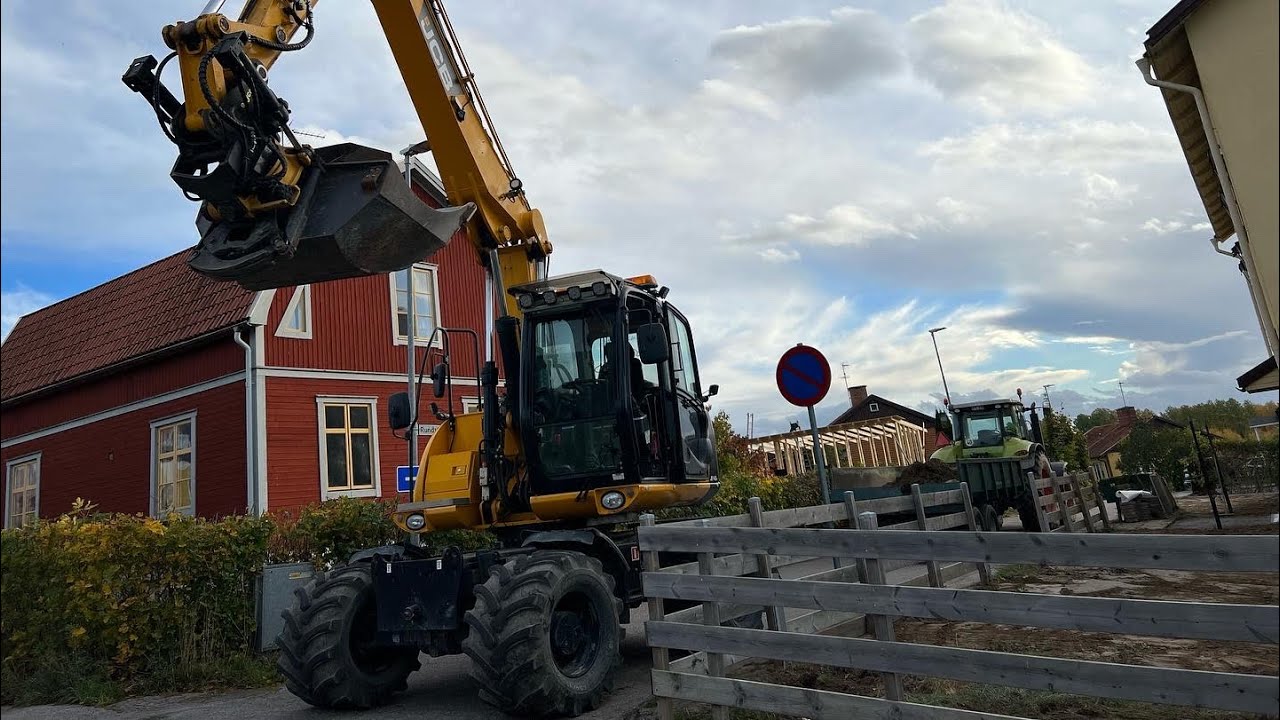 Tomtplanering efter en dr&auml;nering (145 JCB hjulgr&auml;vare, Claas traktor) [BJ&Ouml;RNES GR&Auml;V & MASKIN]