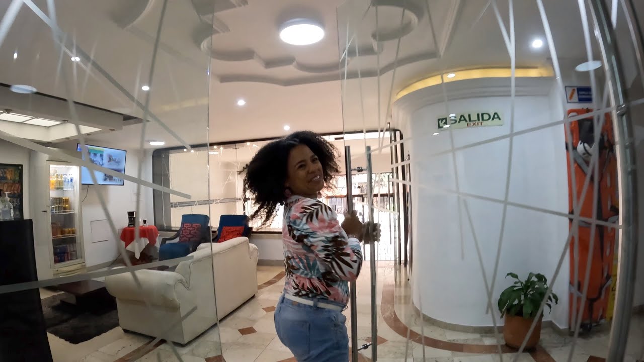 Day #1 in Cali, Colombia. Barrio Granada 4K
