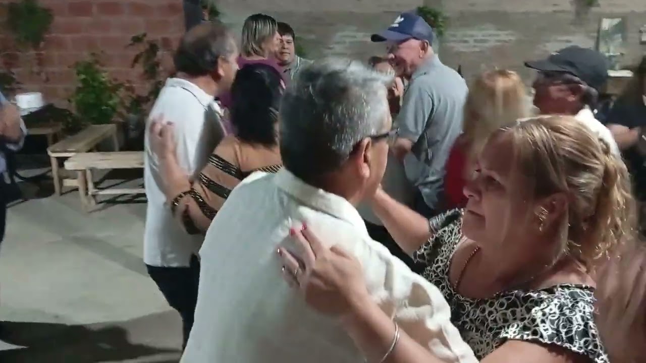 7/3/2026/encuentro de amigos compartiendo un pernil 