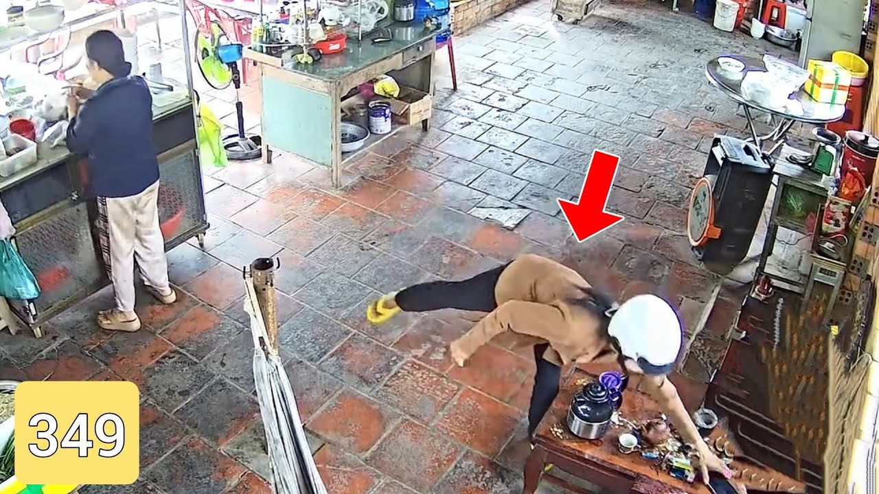 Nữ trộm ngang nhiên hành động lấy trộm ngay phía sau chủ cửa hàng luôn.
