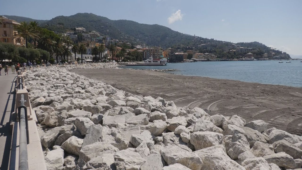 Rapallo, ultimi ritocchi alla nuova spiaggia sul lungomare. Sabato la festa, domenica l'apertura