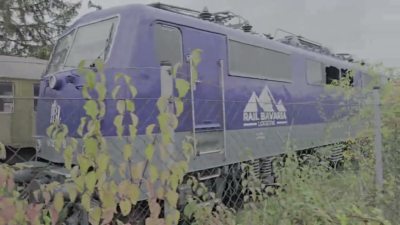 Lost Place Mitten in Heilbronn verrottende Lokomotiven, BR 111 und Wagen an der Frankenbahn